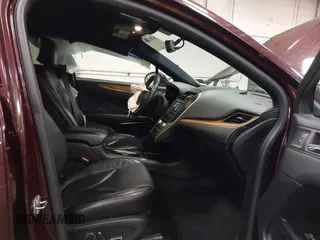 2019 Lincoln MKC Select z VIN 5LMCJ2D95KUL07473, wystawiony jako IAAI lot #42052830 z przebiegiem 70 553 mil mil oraz . Historia ofert i sprzedaży dostępna na DreamBid. Obrazek 5.