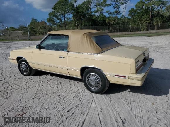 1982 Chrysler LeBaron z VIN 1C3BC45B6CG185348, wystawiony jako Copart lot #47381185 z przebiegiem 69 381 mil mil oraz Tytuł czysty. Historia ofert i sprzedaży dostępna na DreamBid. Obrazek 2.