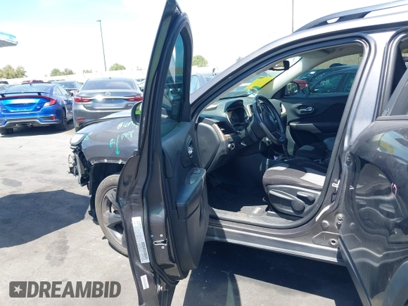 2018 Jeep Cherokee Latitude Tech Connect z VIN 1C4PJLCB8JD568422, wystawiony jako IAAI lot #42076237 z przebiegiem 88 382 mil mil oraz . Historia ofert i sprzedaży dostępna na DreamBid. Obrazek 5.