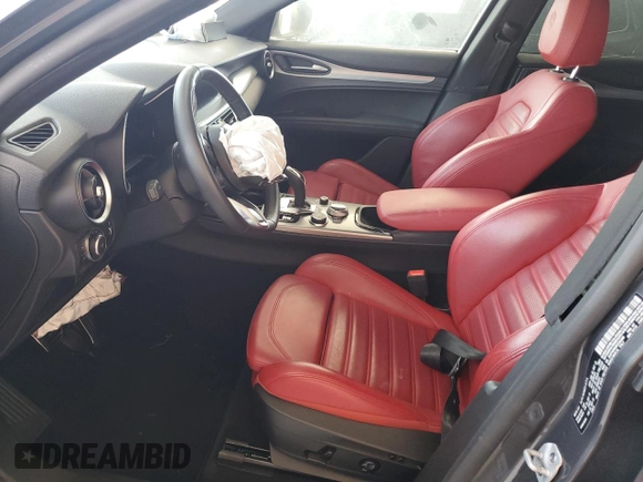 2024 Alfa Romeo Stelvio Ti z VIN ZASPAKBN5R7D80366, wystawiony jako Copart lot #54667015 z przebiegiem 9 254 mil mil oraz Nie do naprawy • Non repairable. Historia ofert i sprzedaży dostępna na DreamBid. Obrazek 7.