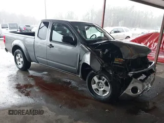 2006 Nissan Frontier SE z VIN 1N6AD06U06C468236, wystawiony jako IAAI lot #41283017 z przebiegiem 180 323 mil mil oraz . Historia ofert i sprzedaży dostępna na DreamBid. Obrazek 1.