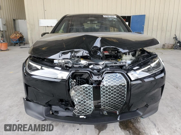 2023 BMW iX xDrive50 z VIN WB523CF08PCL23354, wystawiony jako Copart lot #67861052 z przebiegiem 718 mil mil oraz . Historia ofert i sprzedaży dostępna na DreamBid. Obrazek 5.