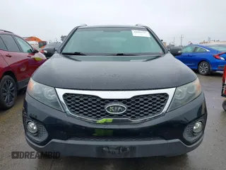 2013 Kia Sorento LX z VIN 5XYKT3A68DG388695, wystawiony jako IAAI lot #41809229 z przebiegiem 157 966 mil mil oraz . Historia ofert i sprzedaży dostępna na DreamBid. Obrazek 12.