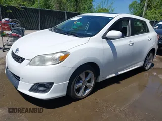 2009 Toyota Matrix S z VIN 2T1LE40E09C009673, wystawiony jako IAAI lot #42157031 z przebiegiem 185 656 mil mil oraz . Historia ofert i sprzedaży dostępna na DreamBid. Obrazek 2.