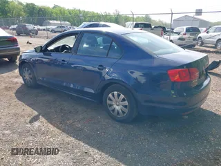 2014 Volkswagen Jetta S z VIN 3VW2K7AJ2EM429306, wystawiony jako IAAI lot #42161911 z przebiegiem 129 997 mil mil oraz . Historia ofert i sprzedaży dostępna na DreamBid. Obrazek 3.