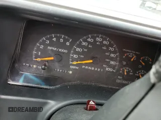 1998 Chevrolet Tahoe z VIN 1GNEK13R2WJ304666, wystawiony jako Copart lot #57833815 z przebiegiem 199 103 mil mil oraz Szkoda całkowita • Salvage title. Historia ofert i sprzedaży dostępna na DreamBid. Obrazek 9.