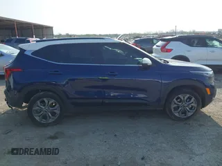 2024 Kia Seltos S z VIN KNDEU2AAXR7552820, wystawiony jako IAAI lot #41914456 z przebiegiem 38 445 mil mil oraz . Historia ofert i sprzedaży dostępna na DreamBid. Obrazek 13.