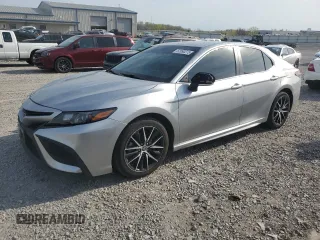 2022 Toyota Camry SE z VIN 4T1G11AK4NU624395, wystawiony jako Copart lot #52990275 z przebiegiem 76 159 mil mil oraz Szkoda całkowita • Salvage title. Historia ofert i sprzedaży dostępna na DreamBid. Obrazek 1.