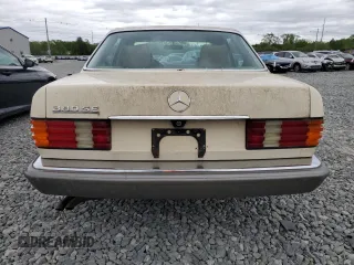 1985 Mercedes-Benz 380 z VIN WDBCA32CXFA177708, wystawiony jako Copart lot #57909505 z przebiegiem 128 446 mil mil oraz Tytuł czysty. Historia ofert i sprzedaży dostępna na DreamBid. Obrazek 6.