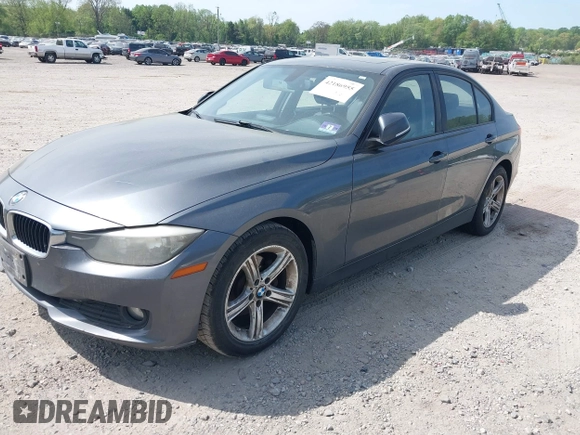 2013 BMW 3 Series 320i xDrive z VIN WBA3C3C5XDF979586, wystawiony jako IAAI lot #42186955 z przebiegiem 153 997 mil mil oraz . Historia ofert i sprzedaży dostępna na DreamBid. Obrazek 2.