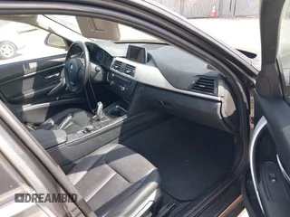 2013 BMW 3 Series 320i xDrive z VIN WBA3C3C5XDF979586, wystawiony jako IAAI lot #42186955 z przebiegiem 153 997 mil mil oraz . Historia ofert i sprzedaży dostępna na DreamBid. Obrazek 5.
