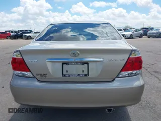 2006 Toyota Camry STD z VIN 4T1BE30KX6U658158, wystawiony jako IAAI lot #42394262 z przebiegiem 102 830 mil mil oraz . Historia ofert i sprzedaży dostępna na DreamBid. Obrazek 16.