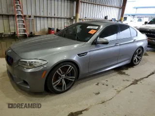 2013 BMW M5 z VIN WBSFV9C50DC772924, wystawiony jako Copart lot #54658805 z przebiegiem 129 276 mil mil oraz Szkody całkowita. Historia ofert i sprzedaży dostępna na DreamBid. Obrazek 1.