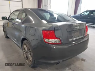 2011 Scion tC z VIN JTKJF5C79B3008777, wystawiony jako IAAI lot #41872563 z przebiegiem 149 715 mil mil oraz . Historia ofert i sprzedaży dostępna na DreamBid. Obrazek 3.