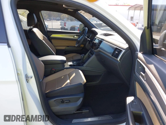 2021 Volkswagen Atlas SEL z VIN 1V2EE2CA2MC227667, wystawiony jako IAAI lot #41886405 z przebiegiem 41 928 mil mil oraz . Historia ofert i sprzedaży dostępna na DreamBid. Obrazek 5.