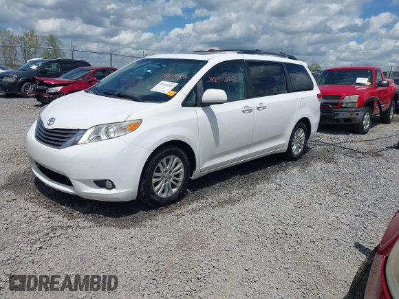 2011 Toyota Sienna XLE AAS z VIN 5TDYK3DC6BS172939, wystawiony jako IAAI lot #42111002 z przebiegiem 172 160 mil mil oraz . Historia ofert i sprzedaży dostępna na DreamBid. Obrazek 18.