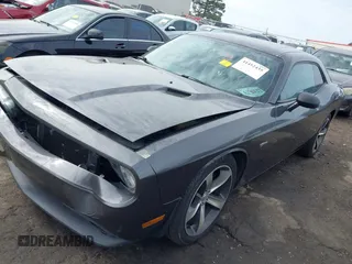 2014 Dodge Challenger R/T z VIN 2C3CDYBT7EH293104, wystawiony jako IAAI lot #41452435 z przebiegiem 49 728 mil mil oraz . Historia ofert i sprzedaży dostępna na DreamBid. Obrazek 17.