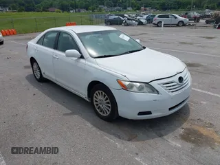 2007 Toyota Camry CE z VIN 4T1BE46K57U626264, wystawiony jako IAAI lot #42424543 z przebiegiem 182 272 mil mil oraz . Historia ofert i sprzedaży dostępna na DreamBid. Obrazek 1.