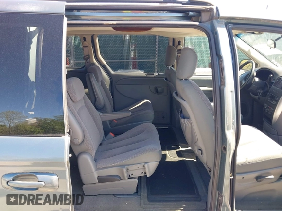 2007 Chrysler Town & Country LWB Touring with VIN 2A4GP54L47R167189, listed as a IAAI auction lot 42143590 with 165,547 mi miles. Bid and sale history available at carsss.com. Image 8.