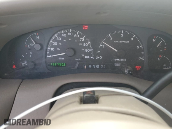 2001 Lincoln Navigator z VIN 5LMFU28R01LJ32925, wystawiony jako Copart lot #83013504 z przebiegiem 132 750 mil mil oraz Szkody całkowita. Historia ofert i sprzedaży dostępna na DreamBid. Obrazek 9.