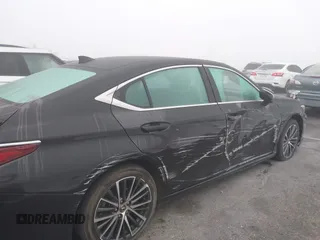 2023 Lexus ES 300h z VIN 58ADA1C15PU029137, wystawiony jako IAAI lot #41462055 z przebiegiem 25 120 mil mil oraz . Historia ofert i sprzedaży dostępna na DreamBid. Obrazek 6.