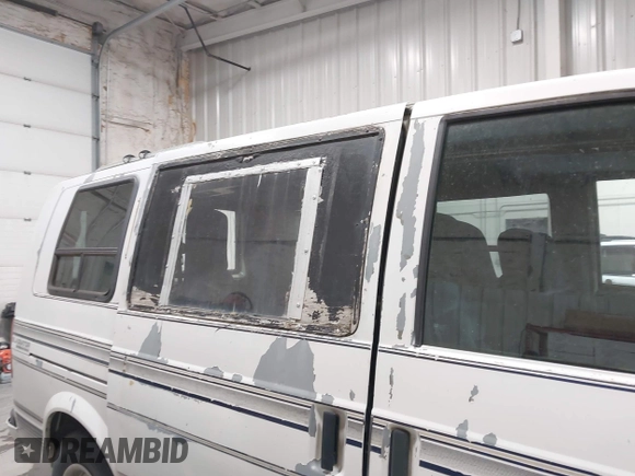 1994 Chevrolet Astro Cargo z VIN 1GBDM19Z0RB167297, wystawiony jako IAAI lot #42305621 z przebiegiem 154 683 mil mil oraz . Historia ofert i sprzedaży dostępna na DreamBid. Obrazek 6.