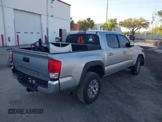 2017 Toyota Tacoma SR5 z VIN 5TFAZ5CN3HX024083, wystawiony jako IAAI lot #41739213 z przebiegiem 111 226 mil mil oraz . Historia ofert i sprzedaży dostępna na DreamBid. Obrazek 4.