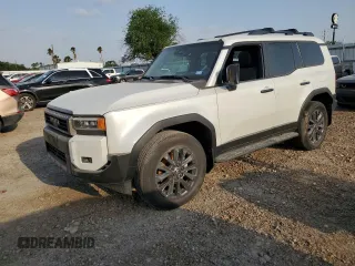 2025 Toyota Land Cruiser 1958 Edition z VIN JTEABFAJ1S5012393, wystawiony jako Copart lot #51862175 z przebiegiem Nie podano mil oraz Szkody całkowita. Historia ofert i sprzedaży dostępna na DreamBid. Obrazek 1.