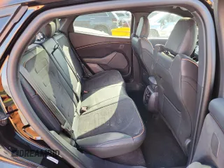 2023 Ford Mustang Mach-E GT z VIN 3FMTK4SE6PMA61931, wystawiony jako Copart lot #62026605 z przebiegiem 15 265 mil mil oraz Szkoda całkowita • Salvage title. Historia ofert i sprzedaży dostępna na DreamBid. Obrazek 10.