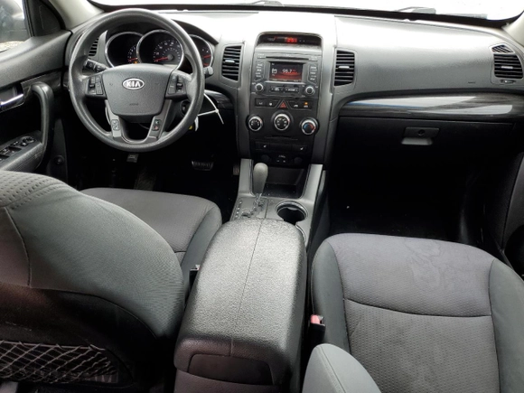2013 Kia Sorento LX z VIN 5XYKT3A63DG400462, wystawiony jako Copart lot #57388925 z przebiegiem 304 354 mil mil oraz Szkoda całkowita • Salvage title. Historia ofert i sprzedaży dostępna na DreamBid. Obrazek 8.