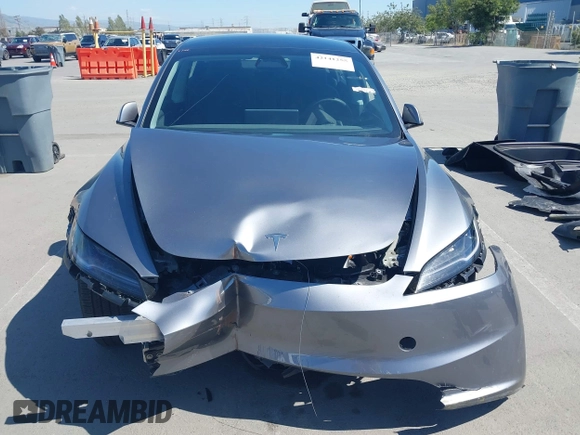 2025 Tesla Model 3 Long Range z VIN 5YJ3E1EB9SF873801, wystawiony jako IAAI lot #42141255 z przebiegiem 1612 mil mil oraz . Historia ofert i sprzedaży dostępna na DreamBid. Obrazek 12.