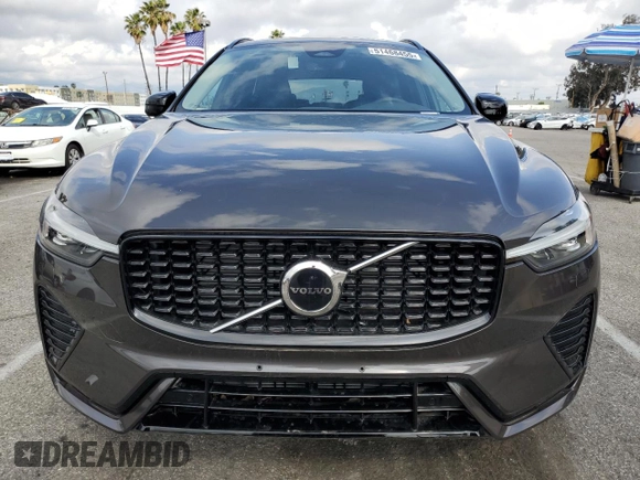 2025 Volvo XC60 Core z VIN YV4M12RJ9S1053702, wystawiony jako Copart lot #51468455 z przebiegiem Nie podano mil oraz Szkoda całkowita • Salvage title. Historia ofert i sprzedaży dostępna na DreamBid. Obrazek 5.
