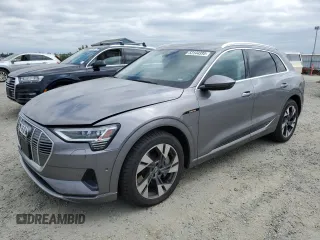 2021 Audi e-tron Premium Plus z VIN WA1LAAGE0MB000599, wystawiony jako Copart lot #53144395 z przebiegiem 36 687 mil mil oraz Szkoda całkowita • Salvage title. Historia ofert i sprzedaży dostępna na DreamBid. Obrazek 1.