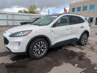 2020 Ford Escape Titanium z VIN 1FMCU9J9XLUB11988, wystawiony jako Copart lot #55062715 z przebiegiem 36 002 mil mil oraz Szkody całkowita. Historia ofert i sprzedaży dostępna na DreamBid. Obrazek 1.