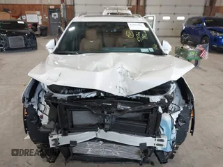 2024 Cadillac XT4 AWD Premium Luxury z VIN 1GYFZDR47RF206465, wystawiony jako IAAI lot #42562562 z przebiegiem 5 951 mil mil oraz . Historia ofert i sprzedaży dostępna na DreamBid. Obrazek 13.