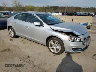 2015 Volvo S60 T5 Premier z VIN YV1612TK9F1355746, wystawiony jako Copart lot #54016445 z przebiegiem 37 272 mil mil oraz Szkoda całkowita • Salvage title. Historia ofert i sprzedaży dostępna na DreamBid. Obrazek 4.