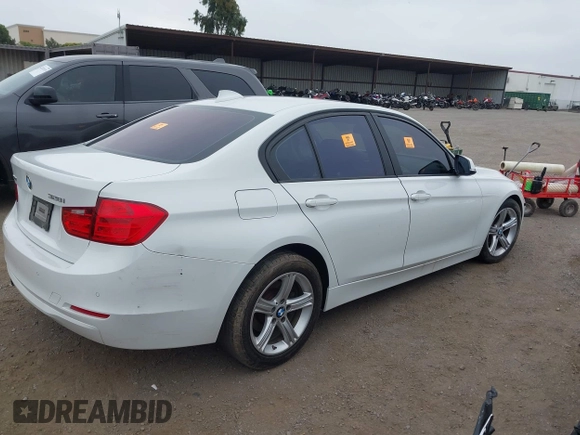 2015 BMW 3 Series 328i xDrive z VIN WBA3B3G56FNT19275, wystawiony jako IAAI lot #42455029 z przebiegiem Nie podano mil oraz . Historia ofert i sprzedaży dostępna na DreamBid. Obrazek 4.