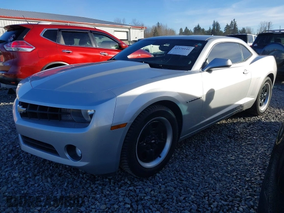 2011 Chevrolet Camaro 2LS z VIN 2G1FA1ED4B9117977, wystawiony jako IAAI lot #41570141 z przebiegiem 159 269 mil mil oraz . Historia ofert i sprzedaży dostępna na DreamBid. Obrazek 2.