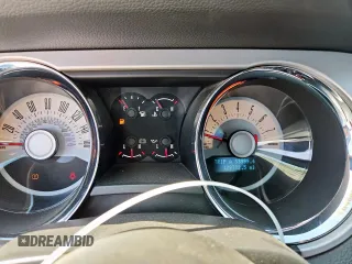 2012 Ford Mustang Premium z VIN 1ZVBP8AM3C5214411, wystawiony jako Copart lot #64656115 z przebiegiem 129 732 mil mil oraz Szkoda całkowita • Salvage title. Historia ofert i sprzedaży dostępna na DreamBid. Obrazek 9.