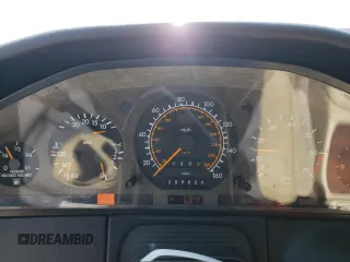 1993 Mercedes-Benz 400 z VIN WDBGA43E4PA107758, wystawiony jako Copart lot #55252815 z przebiegiem 89 659 mil mil oraz Czysty tytuł • Clean title. Historia ofert i sprzedaży dostępna na DreamBid. Obrazek 9.
