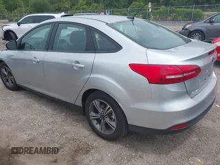 2018 Ford Focus SE z VIN 1FADP3FE4JL214013, wystawiony jako IAAI lot #42180138 z przebiegiem 72 550 mil mil oraz . Historia ofert i sprzedaży dostępna na DreamBid. Obrazek 3.