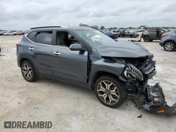 2021 Kia Seltos SX z VIN KNDETCA27M7203303, wystawiony jako Copart lot #48563105 z przebiegiem 51 176 mil mil oraz Nie do naprawy • Non repairable. Historia ofert i sprzedaży dostępna na DreamBid. Obrazek 4.