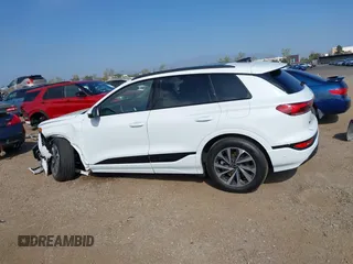 2025 Audi Q6 e-tron Premium Plus z VIN WA124BGFXSA019441, wystawiony jako IAAI lot #41838548 z przebiegiem 138 mil mil oraz . Historia ofert i sprzedaży dostępna na DreamBid. Obrazek 15.