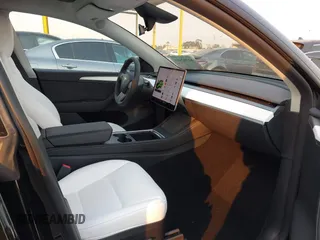 2025 Tesla Model Y Long Range with VIN 7SAYGDED5SF281818, listed as a IAAI auction lot 41302611 with 395 mi miles and . Bid and sale history available at DreamBid. Image 5.