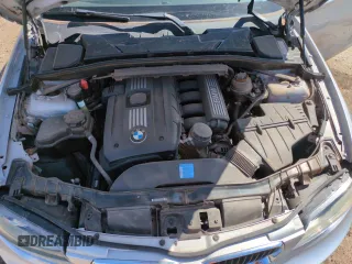 2009 BMW 1 Series 128i z VIN WBAUP73589VK75593, wystawiony jako Copart lot #54456155 z przebiegiem 127 576 mil mil oraz Szkoda całkowita • Salvage title. Historia ofert i sprzedaży dostępna na DreamBid. Obrazek 11.