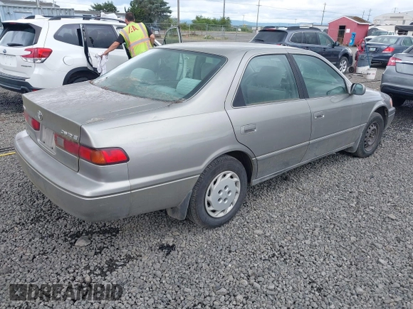 1998 Toyota Camry LE z VIN JT2BG22K6W0147522, wystawiony jako IAAI lot #42305222 z przebiegiem 224 539 mil mil oraz . Historia ofert i sprzedaży dostępna na DreamBid. Obrazek 4.