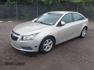 2014 Chevrolet Cruze 1LT z VIN 1G1PC5SB7E7194180, wystawiony jako IAAI lot #42331565 z przebiegiem 78 737 mil mil oraz . Historia ofert i sprzedaży dostępna na DreamBid. Obrazek 2.
