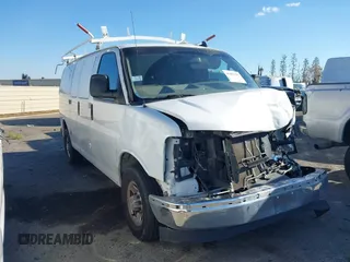 2019 Chevrolet Express Cargo z VIN 1GCWGAFG1K1356664, wystawiony jako IAAI lot #41657955 z przebiegiem Nie podano mil oraz . Historia ofert i sprzedaży dostępna na DreamBid. Obrazek 1.