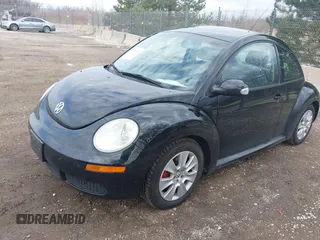 2010 Volkswagen New Beetle Coupe with VIN 3VWPW3AG6AM021330, listed as a IAAI auction lot 42094872 with 124,908 mi miles. Bid and sale history available at carsss.com. Image 2.