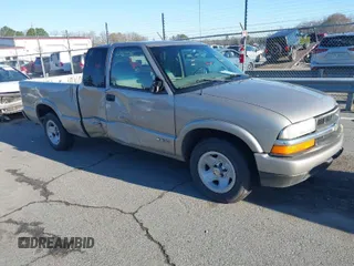 2002 Chevrolet S-10 LS with VIN 1GCCS19W728207509, listed as a IAAI auction lot 41768781 with 238,934 mi miles. Bid and sale history available at carsss.com. Image 1.